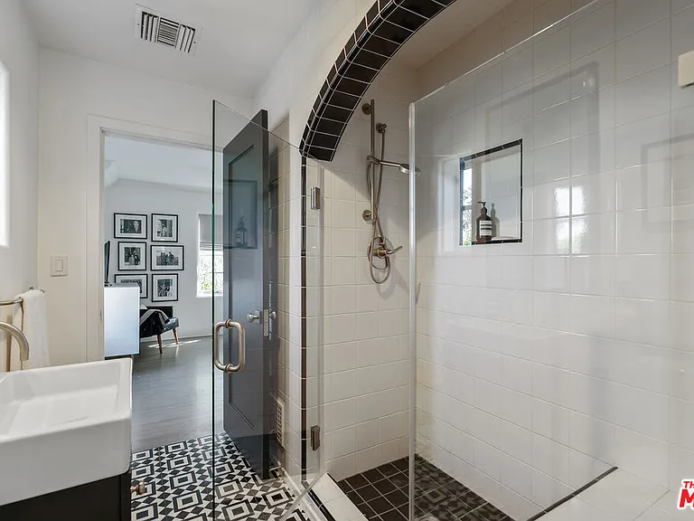 560 S Bronson Ave #A — Photo 56