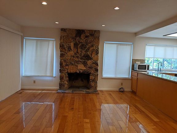 5th image of 715 Begonia Dr