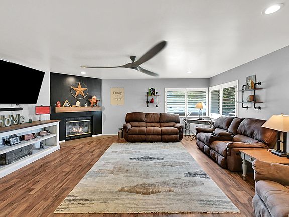 4th image of 1003 E Maple St