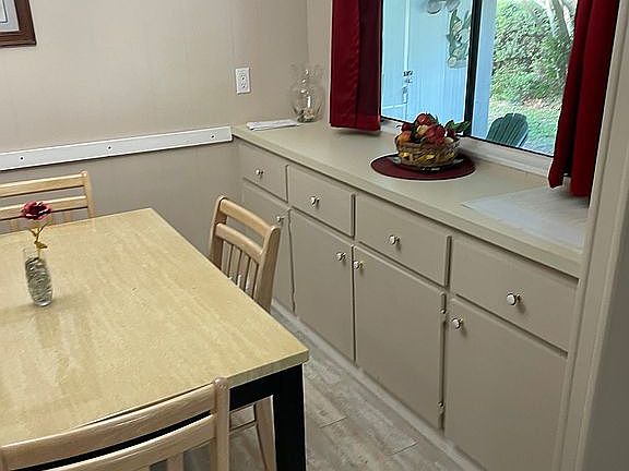 Kitchen eating area