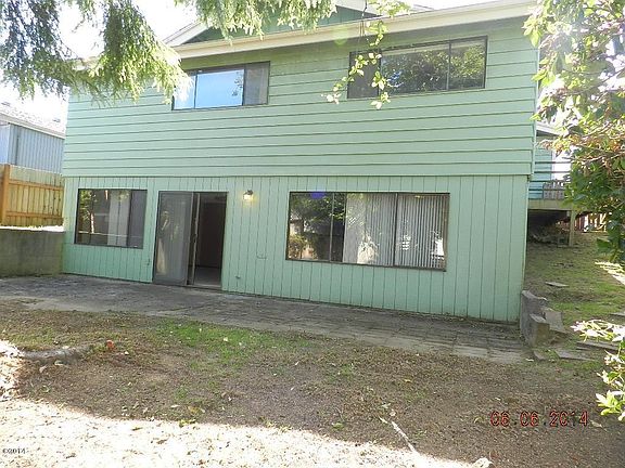 2nd image of 814 NE Douglas St