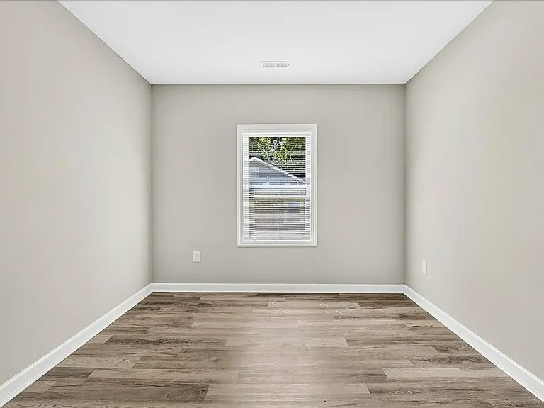 403 Spring Ct — Photo 17