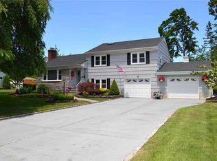 27 Avondale Dr, Islip, NY 11751