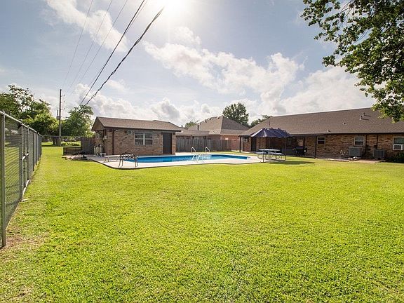 3rd image of 115 Louis Dr