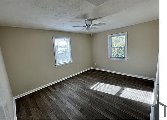 3rd image of 811 Barnaby St SE #T2
