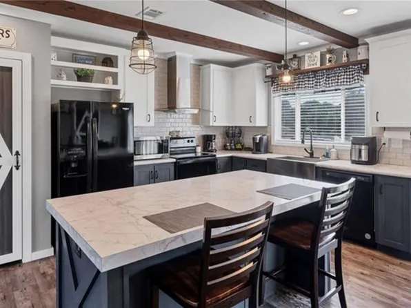 402 Free Timber St, Stockdale, TX 78160