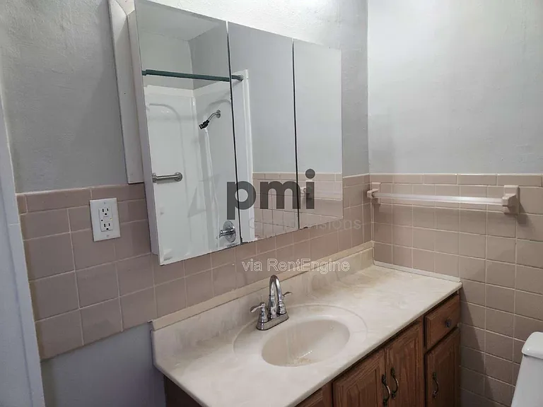 18 East Dr — Photo 2
