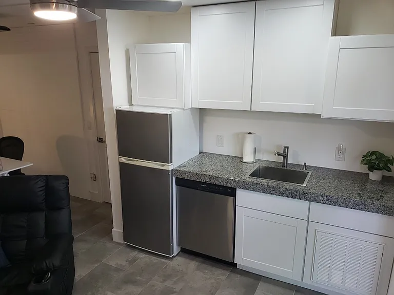 237 S Clementine St #8 — Photo 8