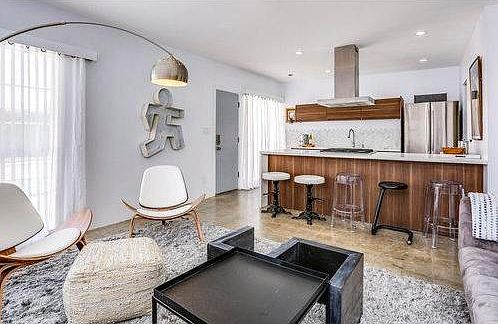 Open Concept Kitchen w/Peninsula