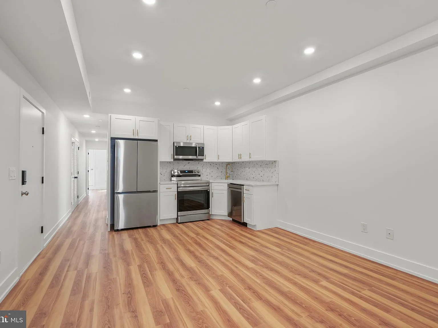 3 bed, 830 sqft, $2,000 — Photo 2