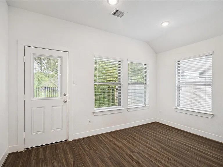 1600 Portia Ln — Photo 8