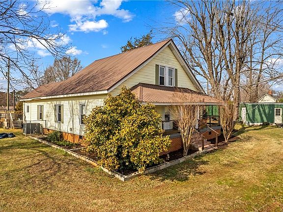 3rd image of 1022 Railroad Ave