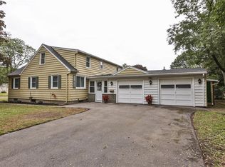 386 Brookview Dr, Irondequoit, NY 14617