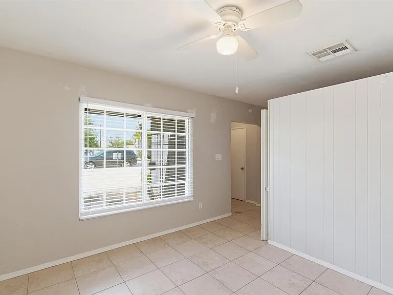 2609 W Morten Ave #1 — Photo 3