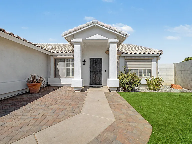 8544 W Holly St — Photo 1