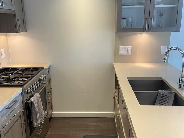 5515 Boundary Rd #859, Vancouver, BC V5R 0E3
