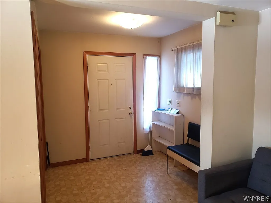 4 bed, 2.0 bath, 1660 sqft, $2,050 — Photo 2
