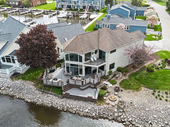2309 Riverside Pointe Dr, Saint Joseph, MI 49085