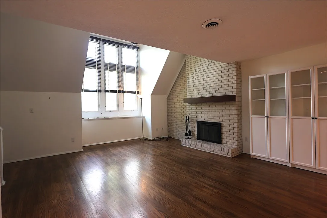 Building Photo - 5922 Howe St #304