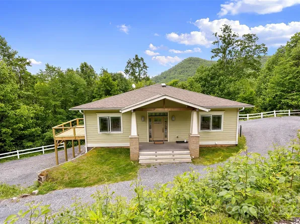9 Gazebo Trl, Clyde, NC 28721