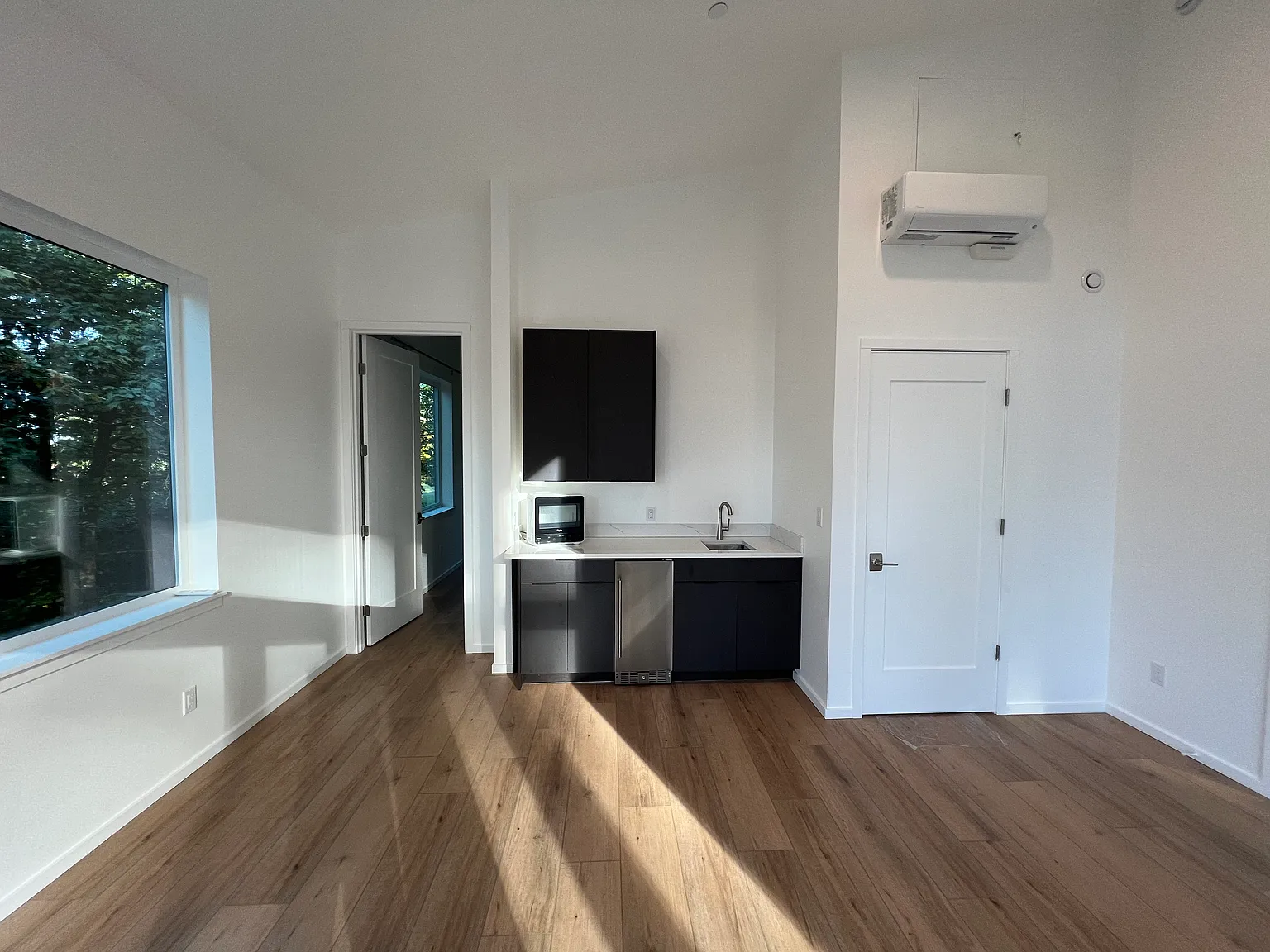 2 bed, 1038 sqft, $1,900 — Photo 3