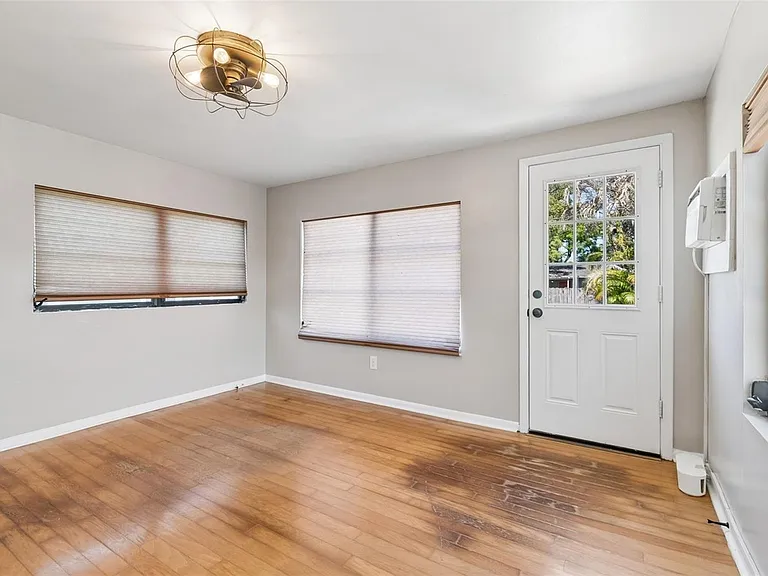 310 E Paris St — Photo 4