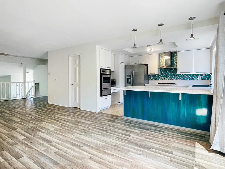 2504 Woodlands Way — Photo 2