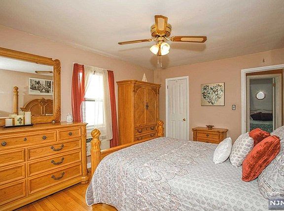 3rd image of 733 New York Ave