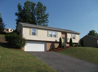 28 Woodbryn Dr, Williamsport, PA 17701