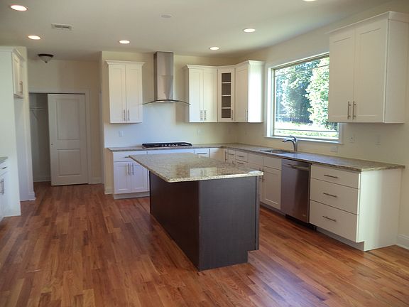 4th image of 14 Stone Tavern Dr