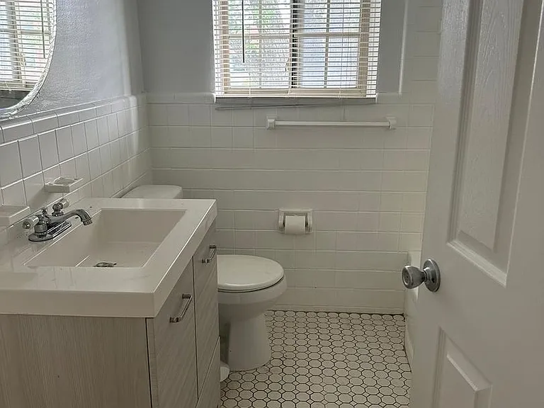 2101 E Maple Rd — Photo 7
