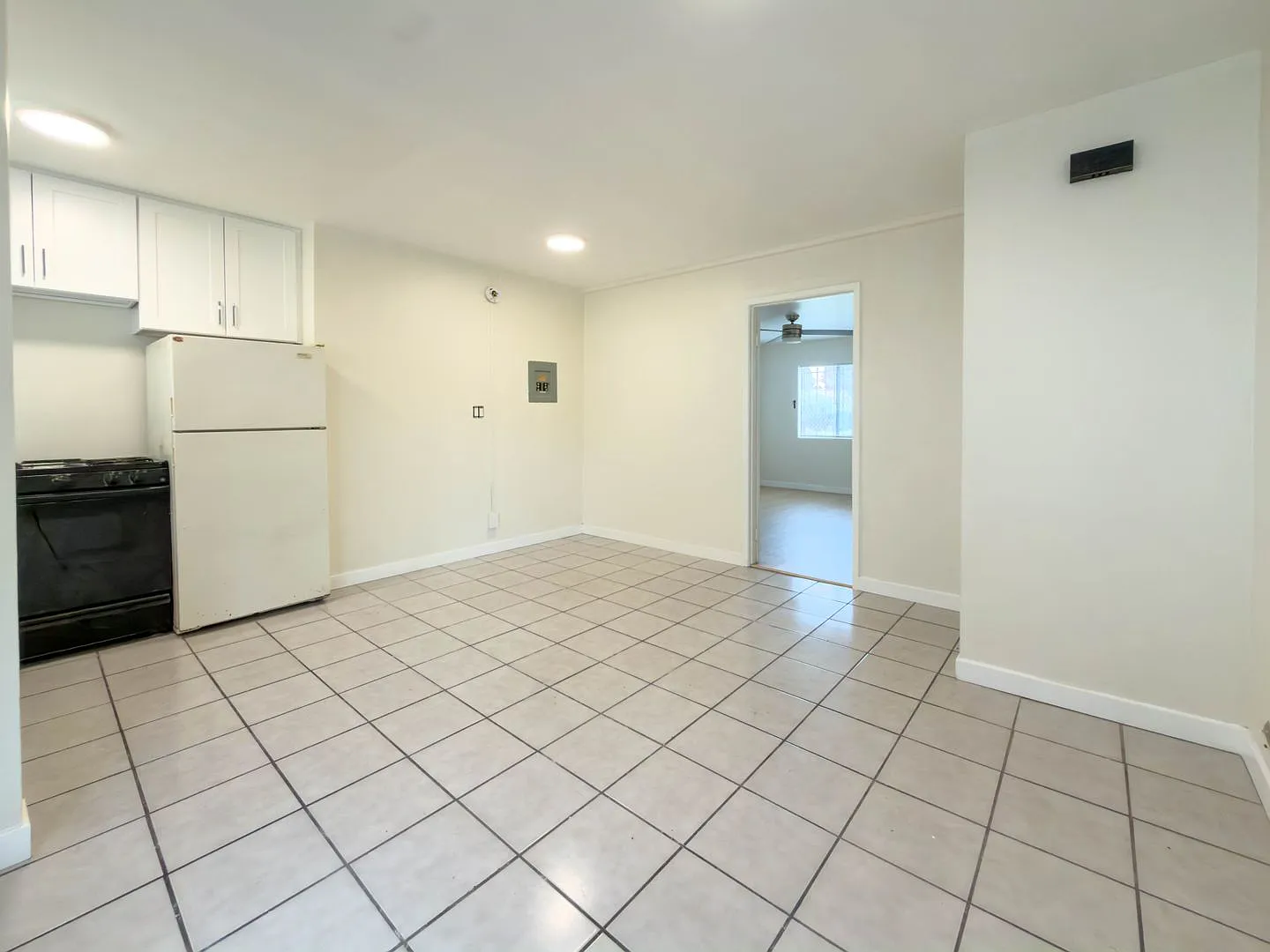 322 N Benton Way — Photo 4
