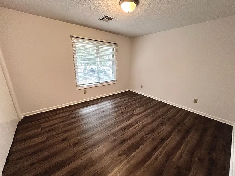 602 Picadilly Sq — Photo 9