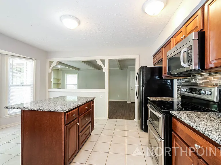 304 Johnston Dr — Photo 4