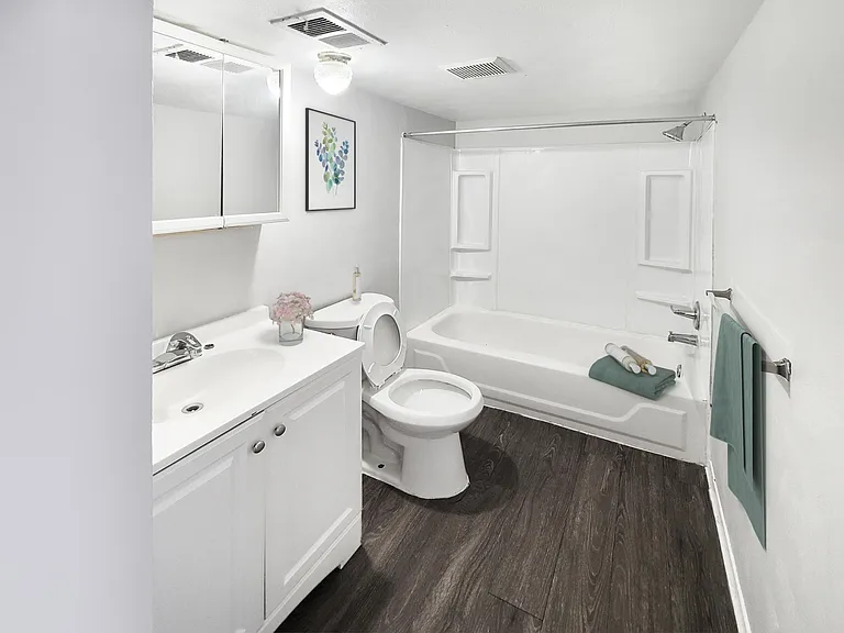 Five Points Courtyard Apartments — Photo 9