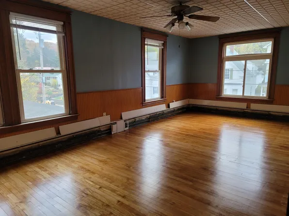 132 3rd St APT 2, Auburn, ME 04210