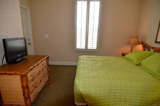 RP4T3316CA-full-bedroom-scene-2