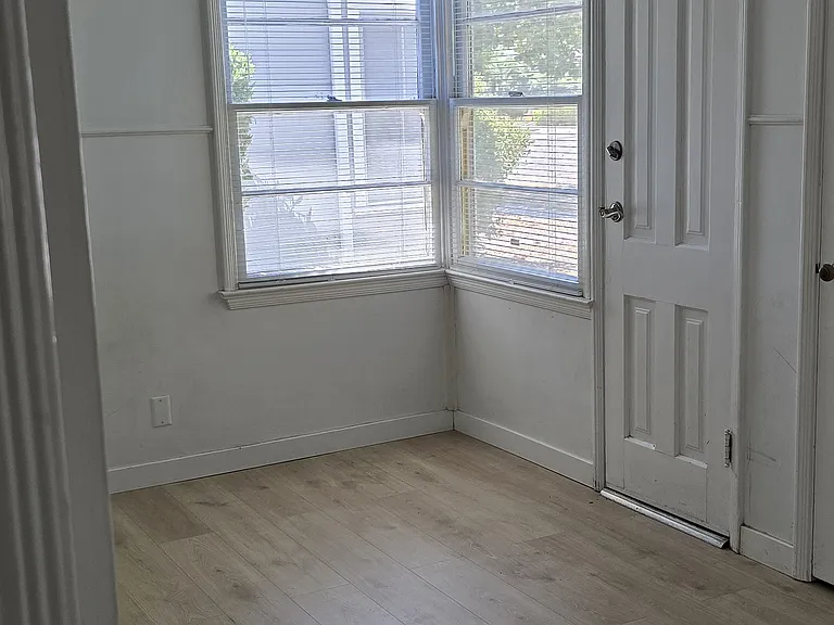 1612 Oak St — Photo 6
