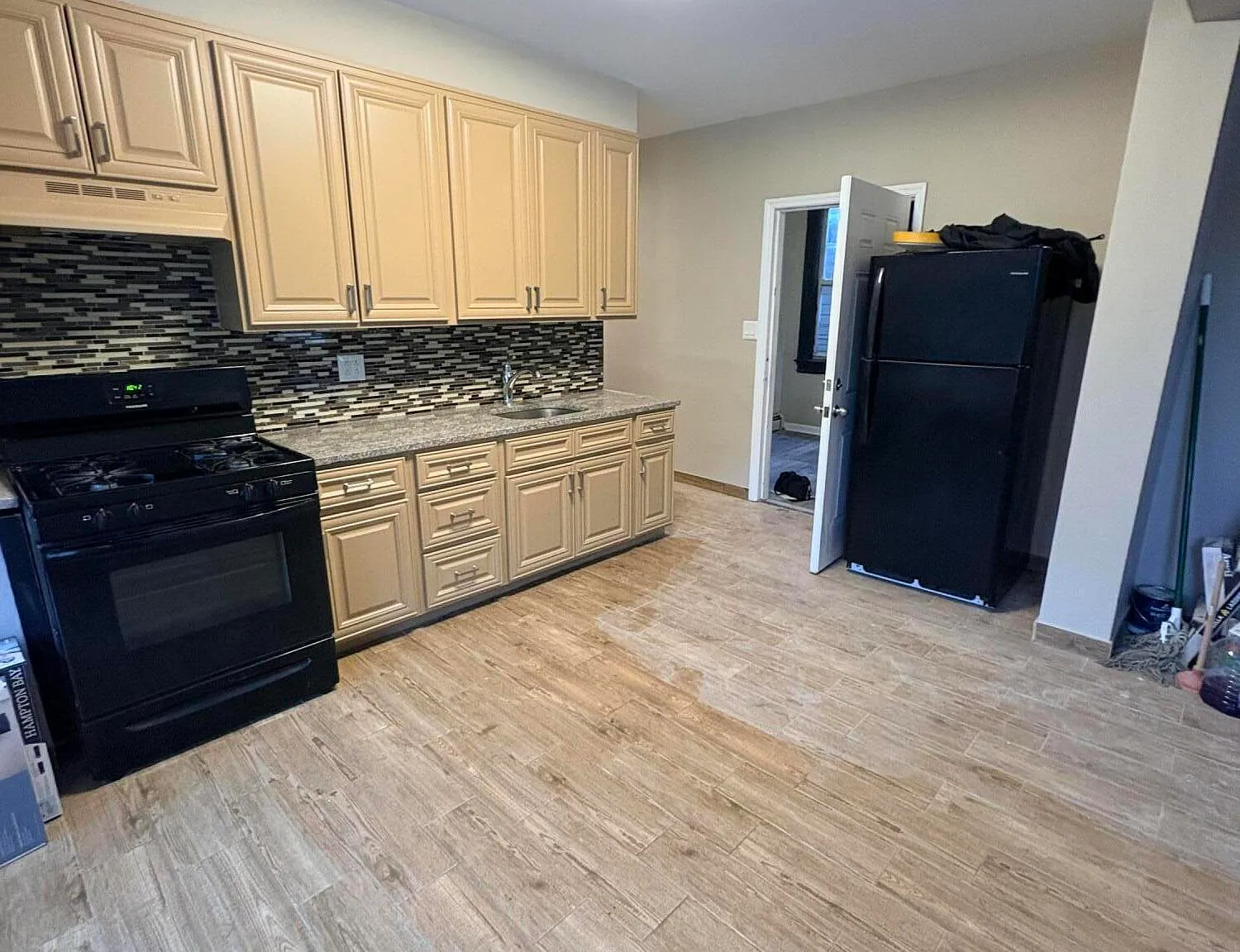 3 bed, 1.5 bath, 5166 sqft, $3,800 — Photo 2
