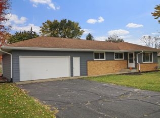 401 Roberts Dr, Mukwonago, WI 53149