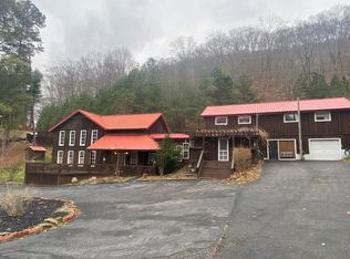 9718 Lake Rd, Van Lear, KY 41265