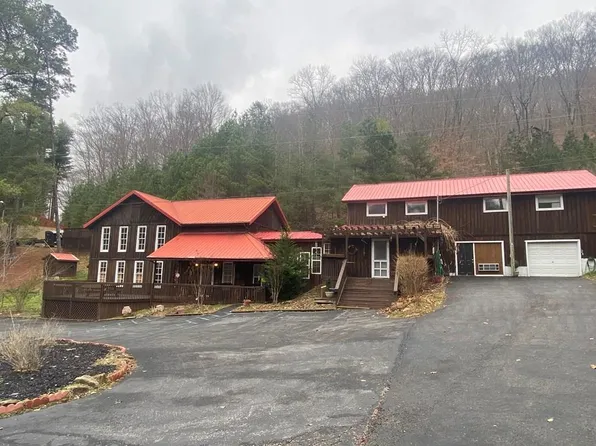 9718 Lake Rd, Van Lear, KY 41265