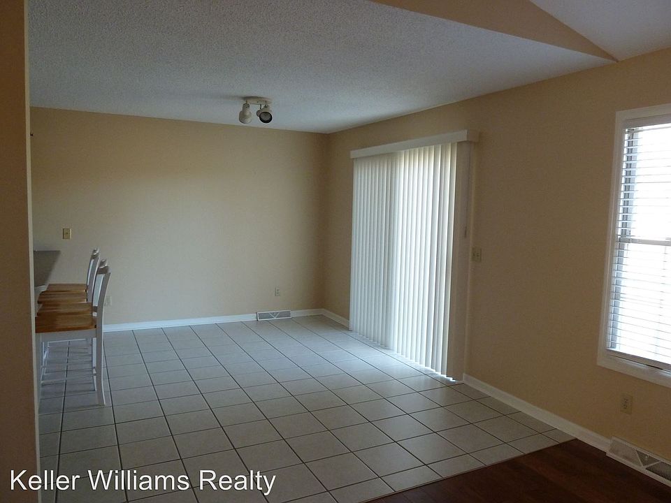 1st image of 402 Green Valley Dr