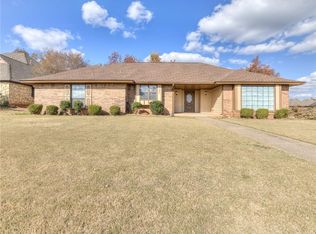 9121 Oakwood Dr, Midwest City, OK 73130