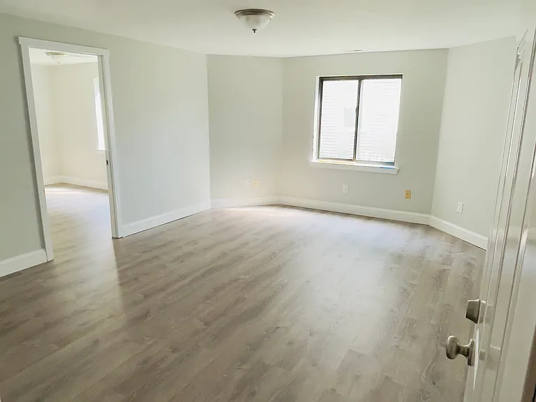 58 Windsor St — Photo 3
