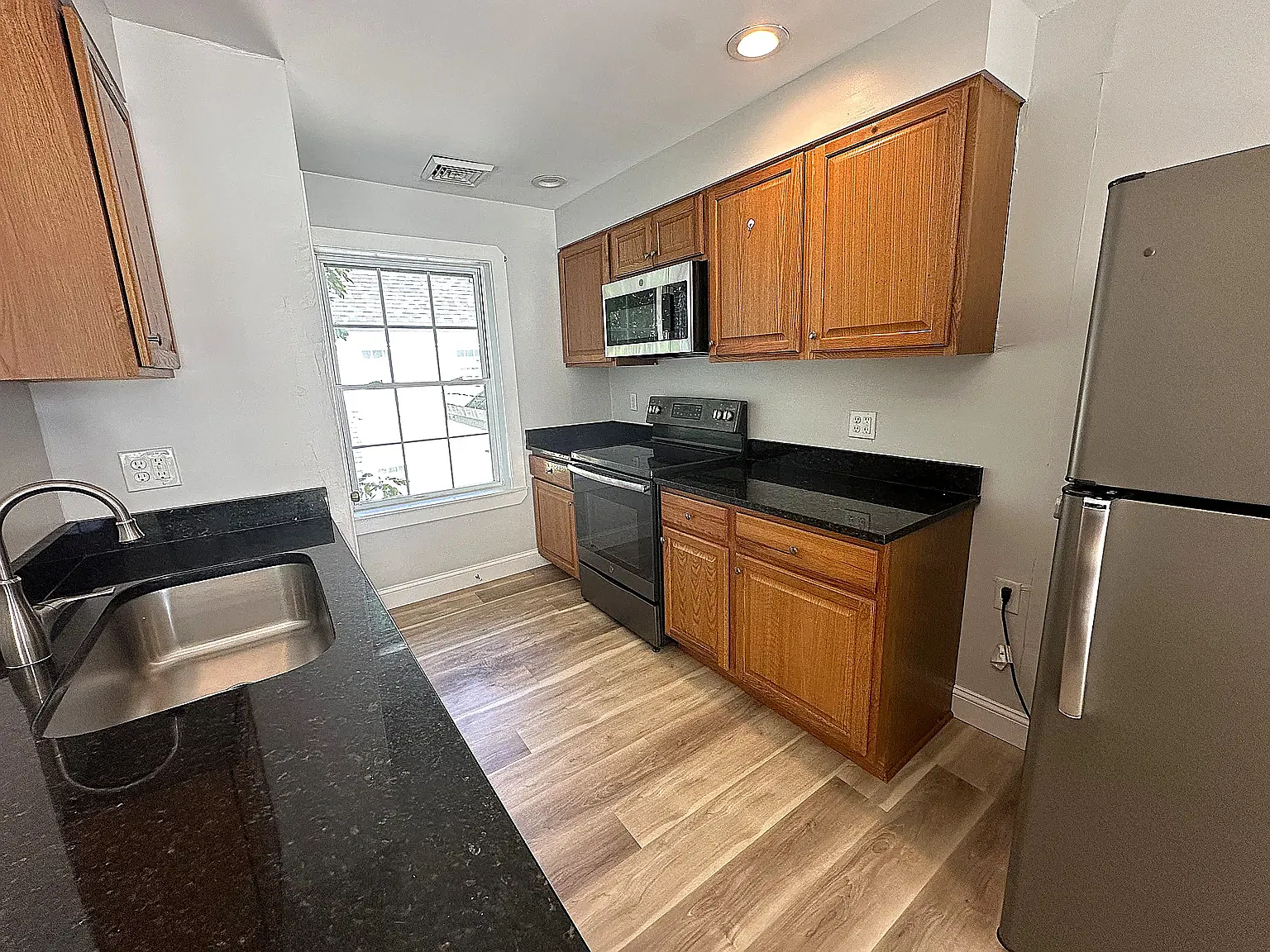 2 bed, 870 sqft, $2,200 — Photo 2