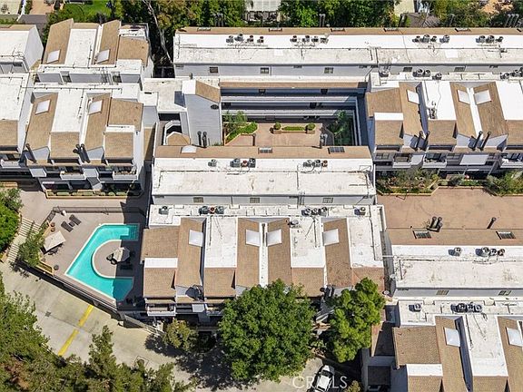 2nd image of 13331 Moorpark St APT 216