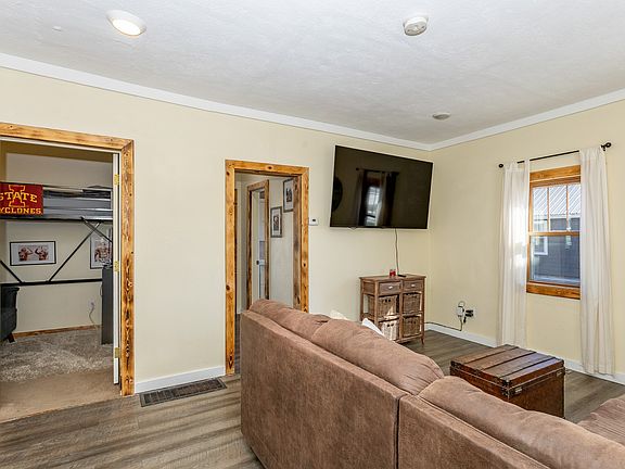 5th image of 445 Laurel St