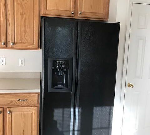Black fridge with water & ice maker. Spacious pantry.