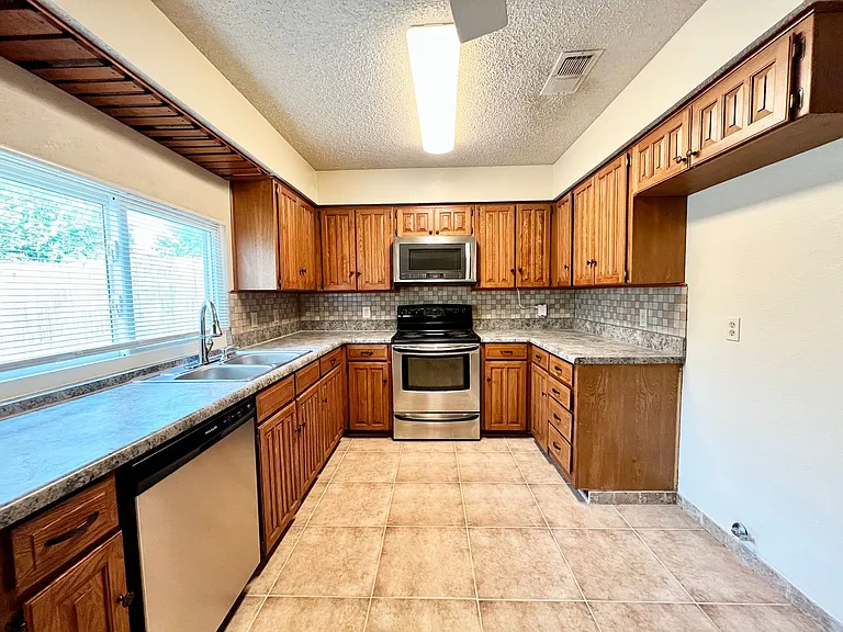 3904 Woodbury Ct — Photo 8